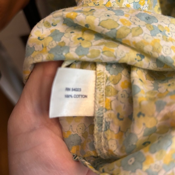 GAP Women’s sz S Floral Button Down with pin tuck detail and pearlescent buttons - Picture 8 of 9